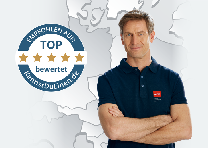 Mann mit verschränkten Armen, blauer Poloshirt, Hintergrund mit Konturen einer Karte. Mann mit verschränkten Armen, blauer Poloshirt, Hintergrund mit Konturen einer Karte.