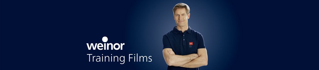 Mann in blauer Kleidung mit verschränkten Armen vor dunkelblauem Hintergrund, weinor Training Films. Mann in blauer Kleidung mit verschränkten Armen vor dunkelblauem Hintergrund, weinor Training Films.