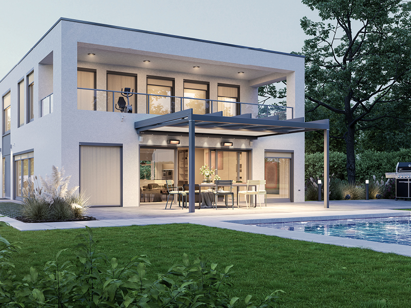 Moderne Architektur mit Überdachung, Pool und Gartenlandschaft, warmes Licht strahlt von den Fenstern aus.
