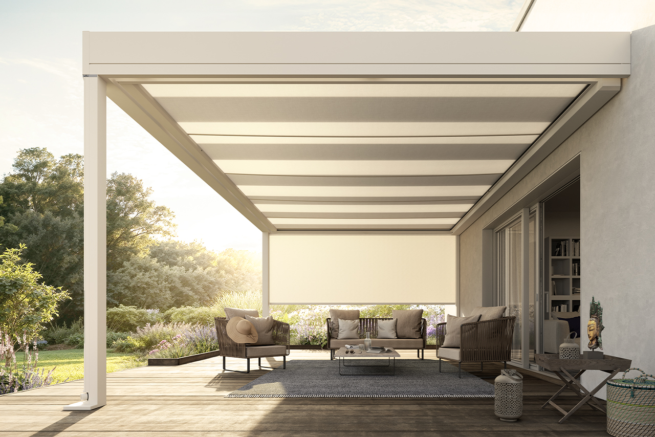 Terrassensituation mit Überdachung, modernen Möbeln und Nachmittagssonne im Hintergrund.