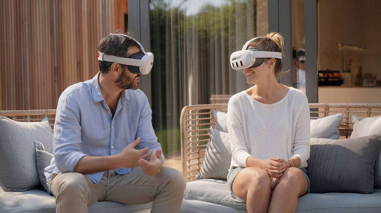 Paar erlebt Terrasse mit VR-Brillen