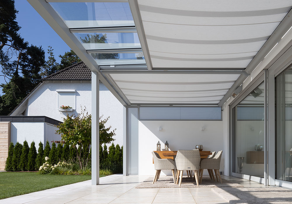 Überdachung mit Markisentuch über einer Terrassensituation, helle Farben, modernes Design.