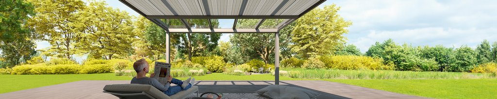 Terrassensituation mit Überdachung und sitzender Person auf einer Liege, umgeben von grünen Bäumen.
