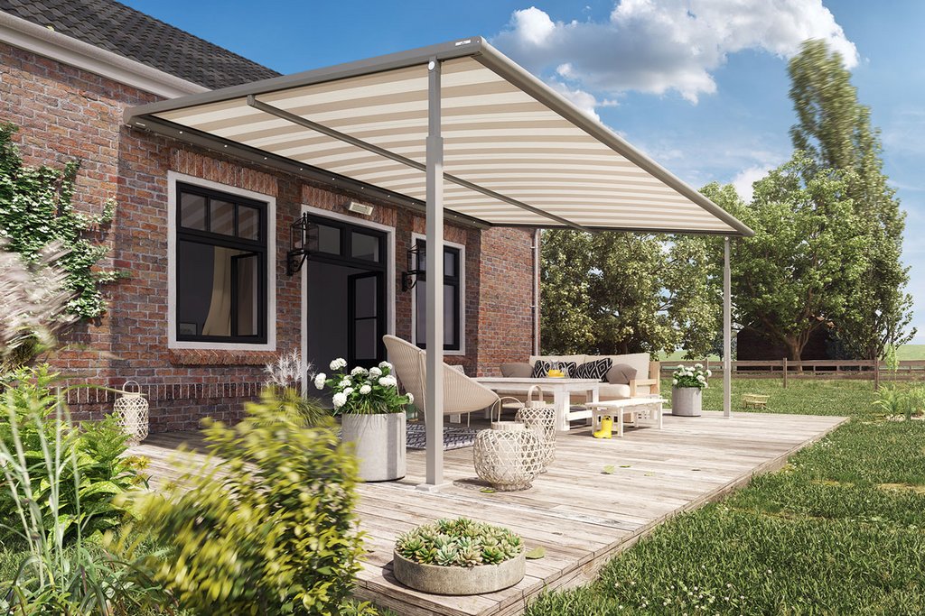 Terrassensituation mit Überdachung und Markisentuch, eingerahmt von Pflanzen und Rasenflächen.