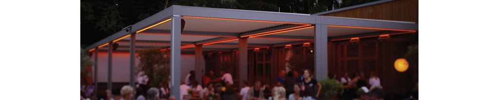 Eine Überdachung mit modernen LED-Spots, in einem gemütlichen Ambiente, umgeben von Gästen.