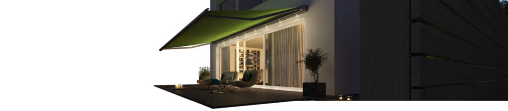 Grüne Markise und moderne Terrassensituation bei Nachtbeleuchtung.