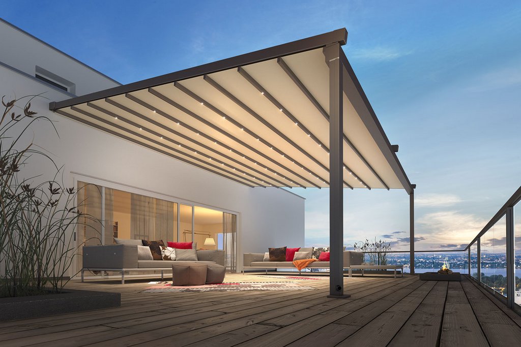 Moderne Überdachung mit horizontalen Lamellen, an einer Terrasse mit Holzboden und einer hellen Wand.