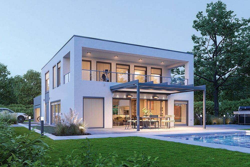 Moderne Architektur mit flachen Formen, großen Fenstern und einer Terrasse neben einem Pool in einer grünen Umgebung.