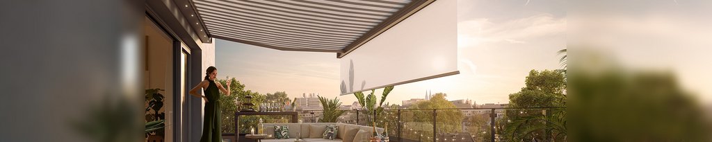 Überdachung auf einem Balkon mit Markisentuch, mit Blick auf eine grüne Umgebung und Abendhimmel.
