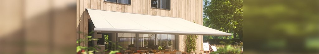 Sonnenschutz in neutralem Beige über einer Terrassensituation an einem Holzhaus. Sonnenschutz in neutralem Beige über einer Terrassensituation an einem Holzhaus.