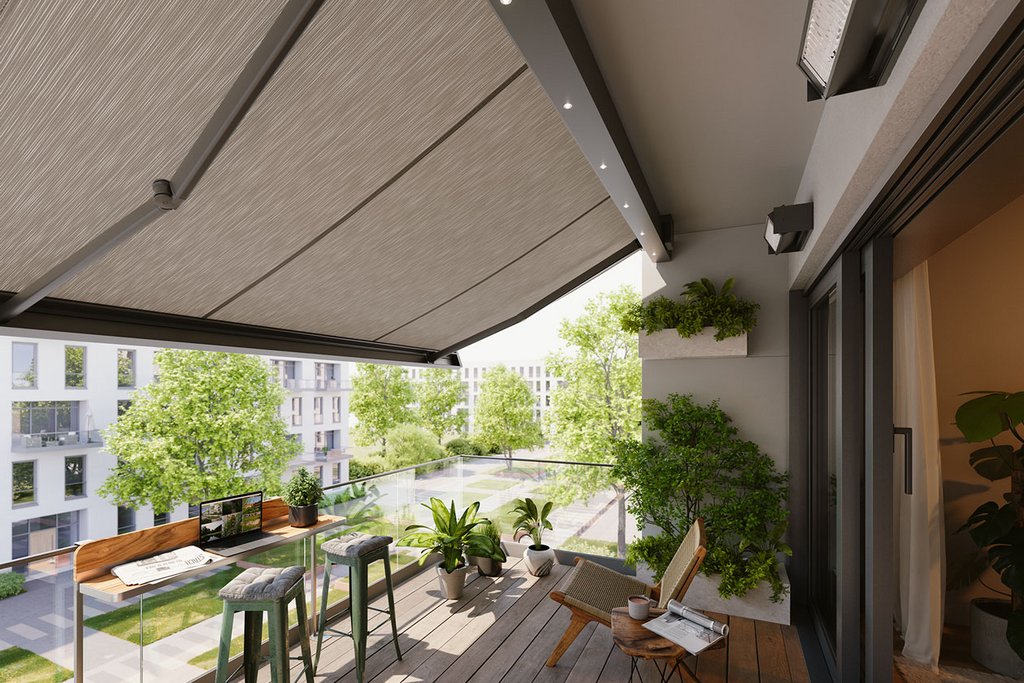 Terrassensituation mit Markise, Holzterrasse und Pflanzen im Hintergrund. Helles, einladendes Ambiente.