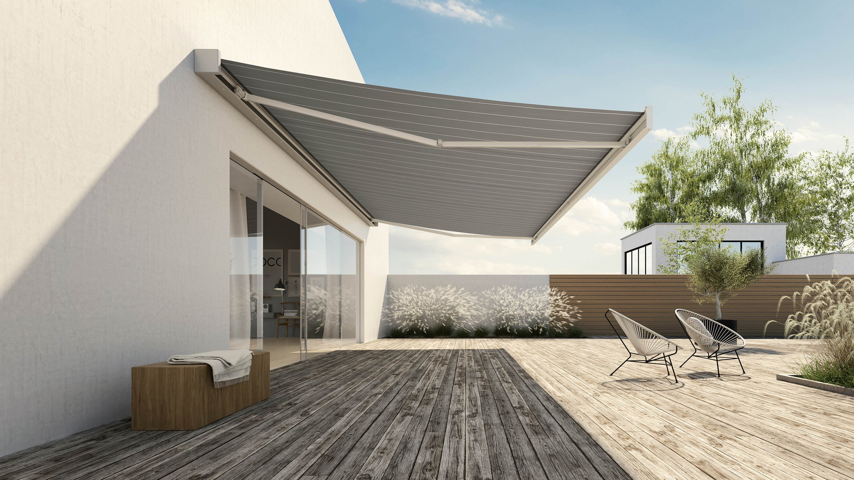 Markise in hellem, gerilltem Design über einer Terrassensituation mit Holzdielen und modernen Möbeln.