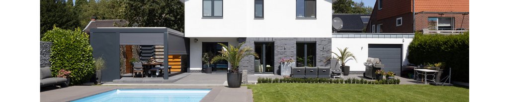 Moderne Architektur mit einem weißen Haus, Garten, Pool und Überdachung.