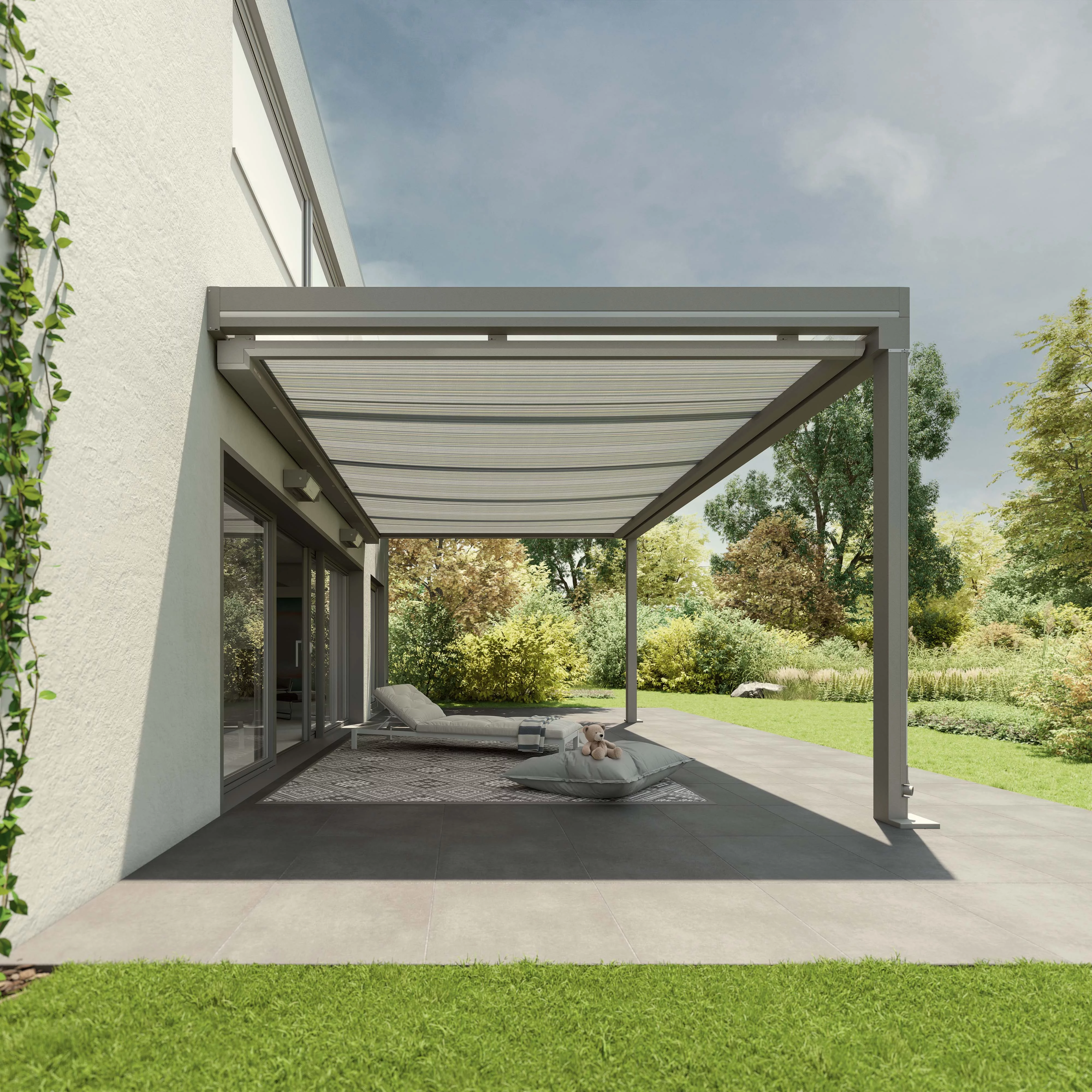 Überdachung mit Markisentuch in moderner Terrassensituation, umgeben von Rasen und Pflanzen.