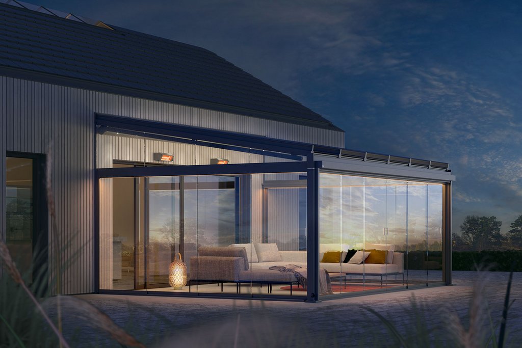 Moderne Überdachung mit Glas-Schiebewänden in einer Terrassensituation bei Abenddämmerung. Moderne Überdachung mit Glas-Schiebewänden in einer Terrassensituation bei Abenddämmerung.