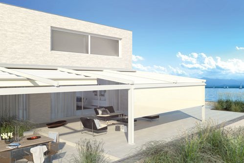 Moderne Überdachung in hellem Farbton, integriert in eine stilvolle Terrassensituation mit Aussicht auf Wasser.