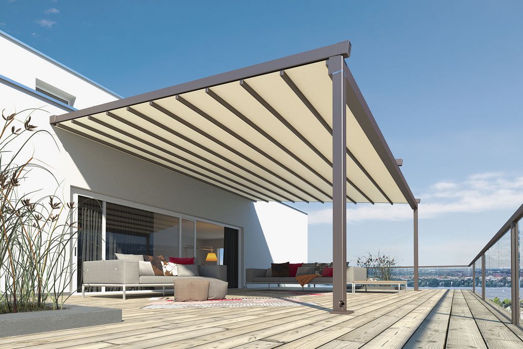 Überdachung mit hellem Markisentuch über Holzterrasse und modernen Möbeln in einer Terrassensituation. Überdachung mit hellem Markisentuch über Holzterrasse und modernen Möbeln in einer Terrassensituation.