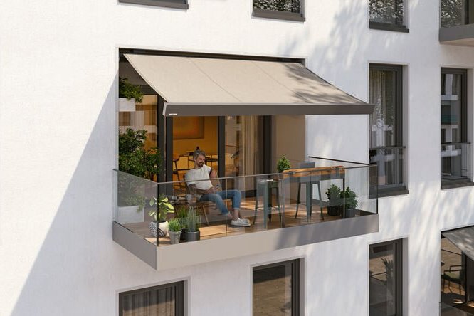 Moderne Fassade mit Balkon und Markise, große Fenster und Glasgeländer, minimalistische Architektur.