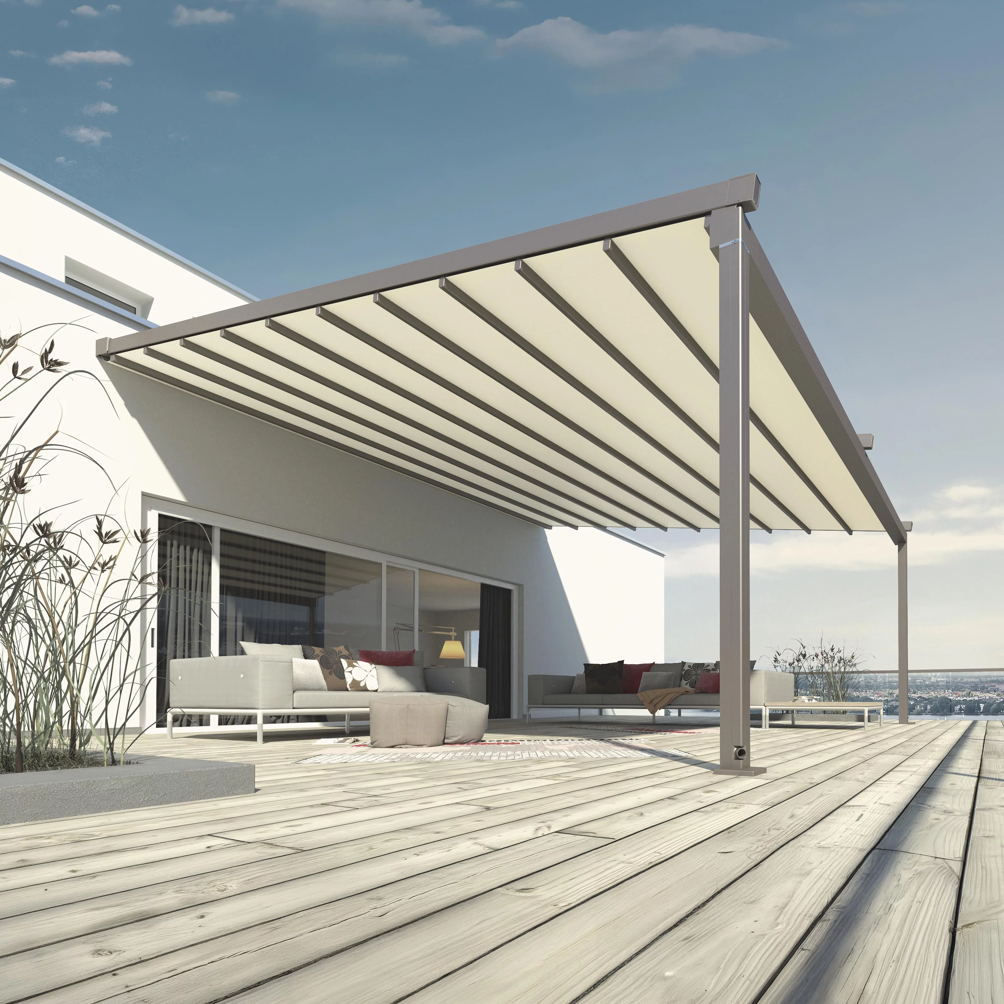 Eine Überdachung mit hellem Markisentuch steht über einer Terrasse mit Holzdeck und modernen Möbeln.