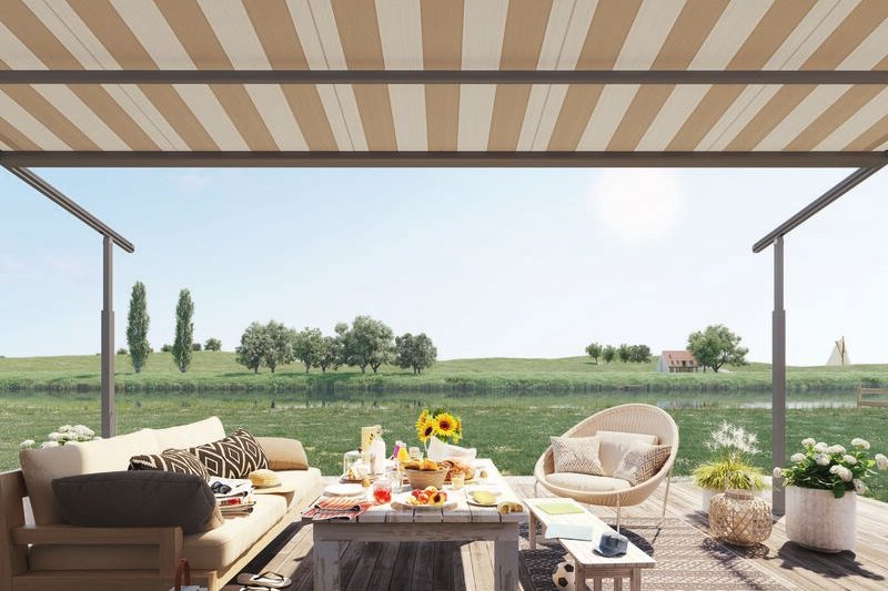 Hellbeige Markisentuch über einer einladenden Terrassensituation mit Sitzgelegenheiten und farbenfrohen Dekorationen. Hellbeige Markisentuch über einer einladenden Terrassensituation mit Sitzgelegenheiten und farbenfrohen Dekorationen.