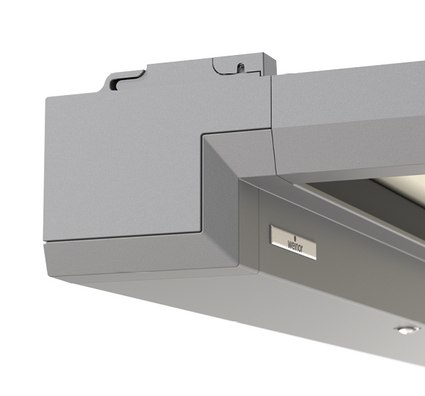 Markisenkasten in Grau mit LED-Spots und mit klaren, geraden Formen.