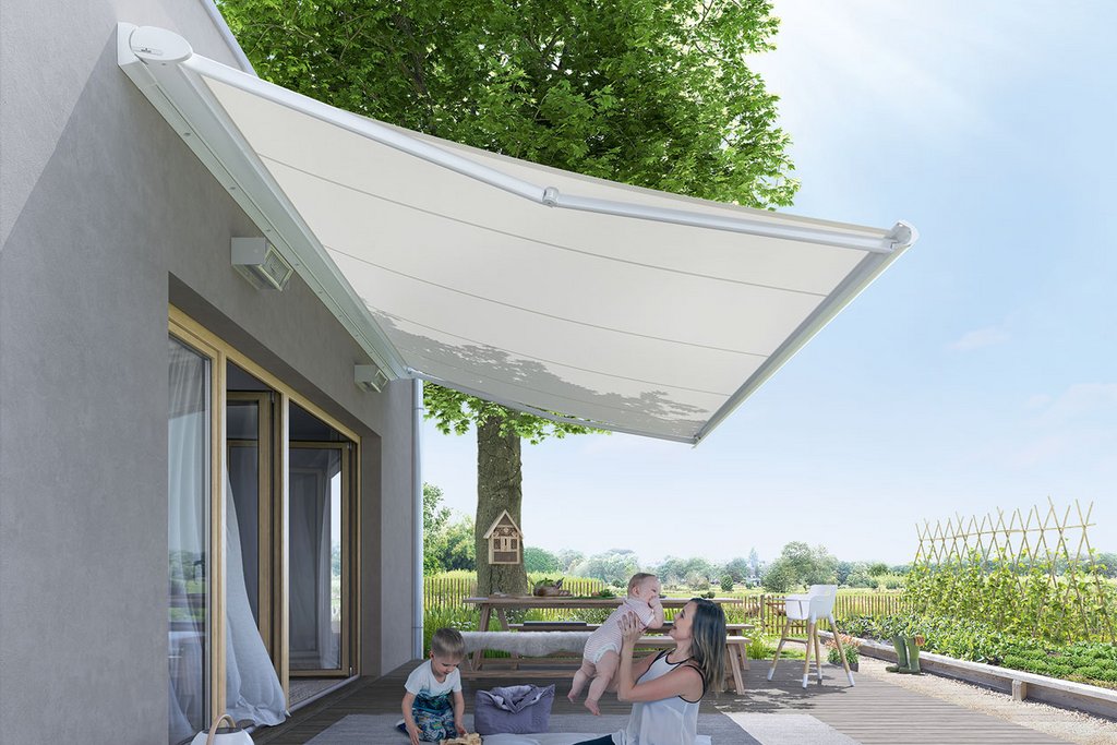 Markise schützt eine Terrassensituation mit Familie, umgeben von Grünflächen und Sonnenlicht. Markise schützt eine Terrassensituation mit Familie, umgeben von Grünflächen und Sonnenlicht.
