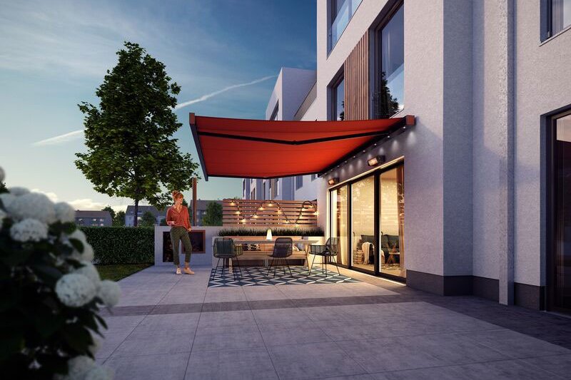 Sonnenschutz in Rot über einer modernen Terrassensituation mit Sitzbereich und Pflanzen im Vordergrund. Sonnenschutz in Rot über einer modernen Terrassensituation mit Sitzbereich und Pflanzen im Vordergrund.