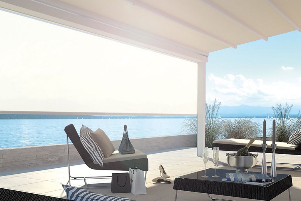 Terrassensituation mit Überdachung, Blick aufs Wasser und verschiedene Sitzmöglichkeiten in neutralen Farben.