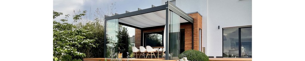 Moderne Überdachung mit Glas-Schiebewänden und Markisentuch, umgeben von grünen Pflanzen und Holzverkleidung.