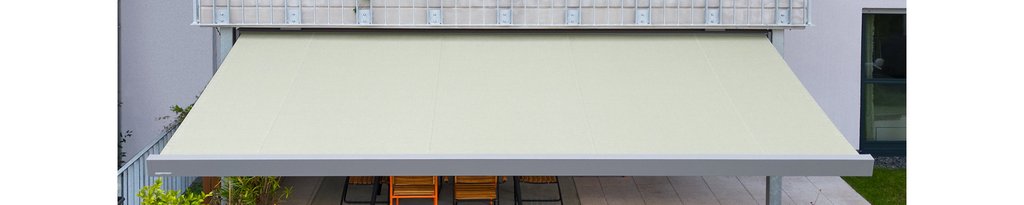 Markise in hellem Beige über einer Terrassensituation.