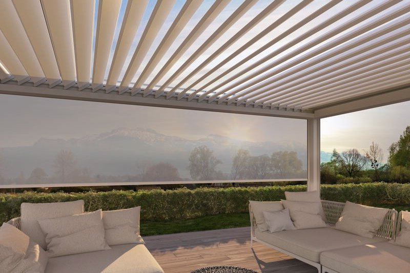 Terrassensituation mit Überdachung, hellen Farben und modernen Linien, die einen ruhigen Außenbereich schaffen.
