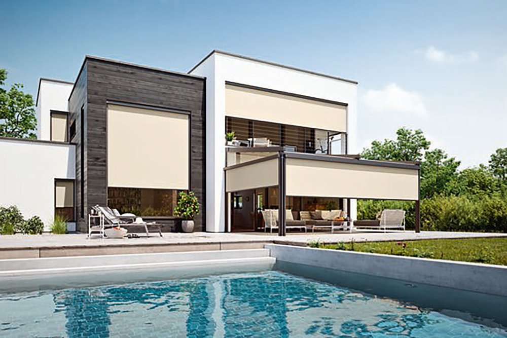 Moderne Architektur eines Hauses mit Terrassensituation und Überdachung, Blick auf den Pool und blauen Himmel.