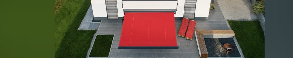 Roter Markisenstoff auf quadratischer Fläche mit Terrassensituation und gestreiften Sitzmöbeln.