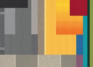 Eine farbenfrohe Anordnung aus geometrischen Formen in verschiedenen Texturen und Farben. 