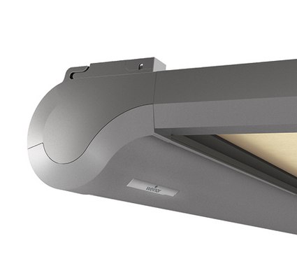 Grauer Markisenkasten mit rundem Design und integrierter Steuerungseinheit.