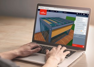 Person nutzt einen Laptop zur Visualisierung einer Überdachung in einem digitalen Design-Tool. 