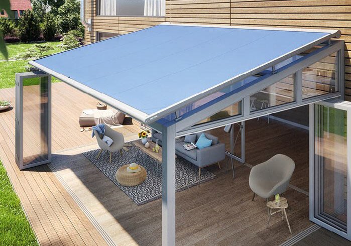 Markise in blau über einer Terrassensituation mit Glas-Schiebewänden und modernem Design.