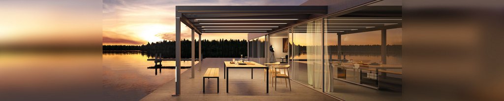 Moderne Überdachung mit Glas-Schiebewänden und Aussicht auf einen Sonnenuntergang über dem Wasser.