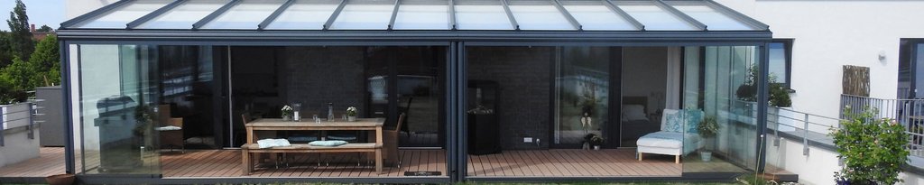 Glas-Wintergarten mit rechteckiger Form, verglaster Fassade und transparentem Dach.