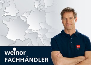 Mann mit blauer Polo-Shirt vor einer Weltkarte, darunter der Schriftzug "weinar FACHHÄNDLER". 