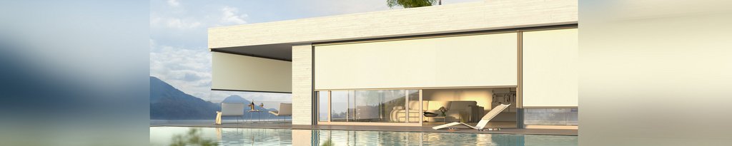 Moderner Bau mit Überdachung und Glasfront, umgeben von Wasser und Bergen.