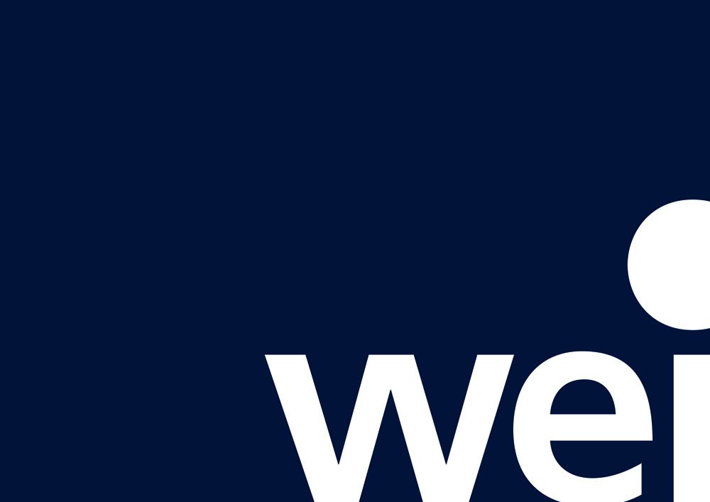 Dunkelblaue Fläche mit einem weißen runden Element und einem fragmentarischen Text.