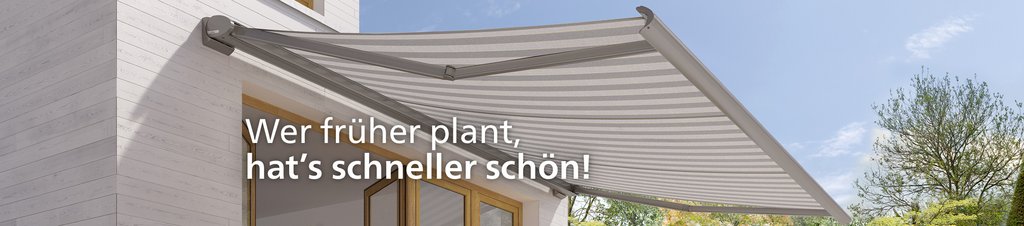Markise in hellen Streifen über einer Terrassensituation, grünes Laub im Hintergrund. Markise in hellen Streifen über einer Terrassensituation, grünes Laub im Hintergrund.